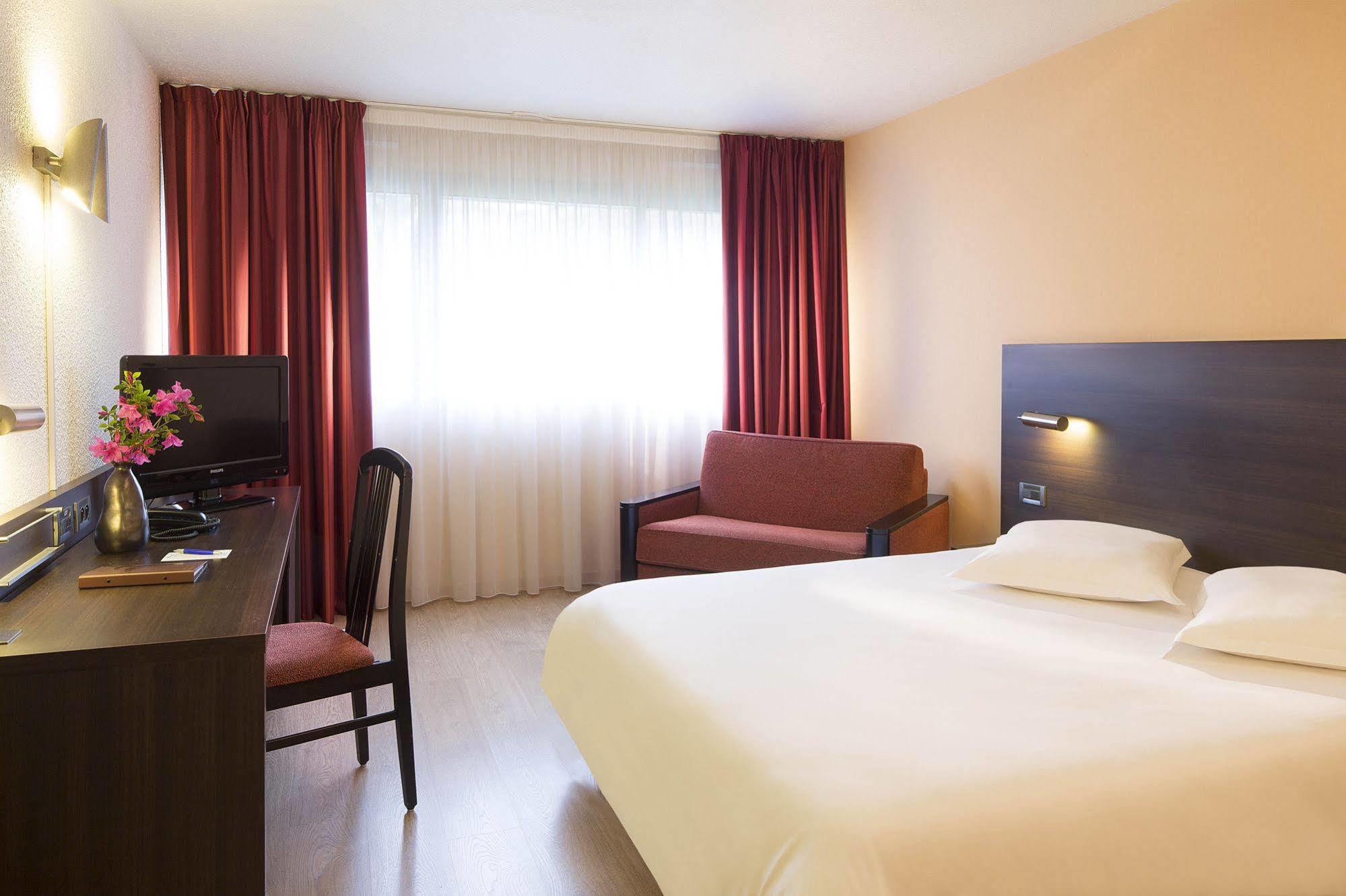 Oceania Quimper Hotel Bagian luar foto